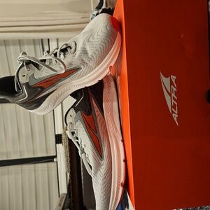 Men's Size 11  Altra Torin 6